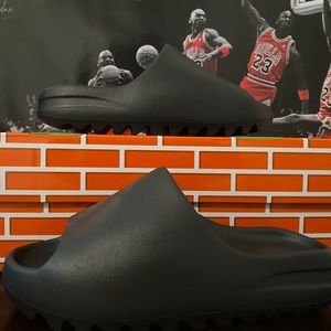 BRAND NEW Adidas Yeezy Slide Onyx (HQ6448)